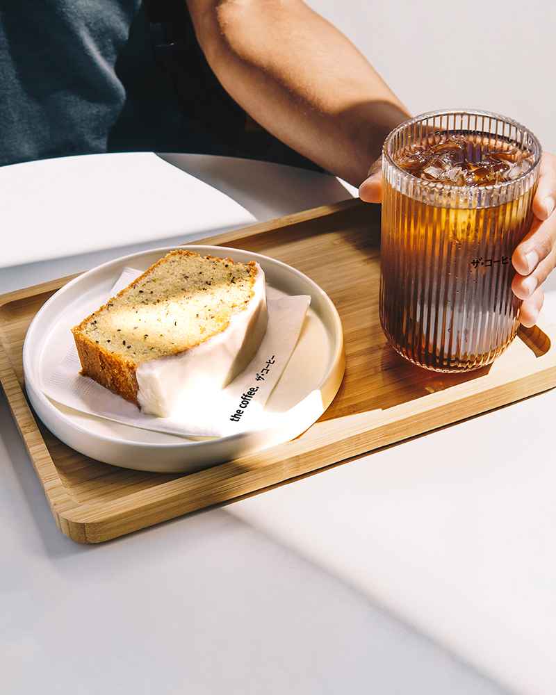 Bolo e iced americano The Coffee