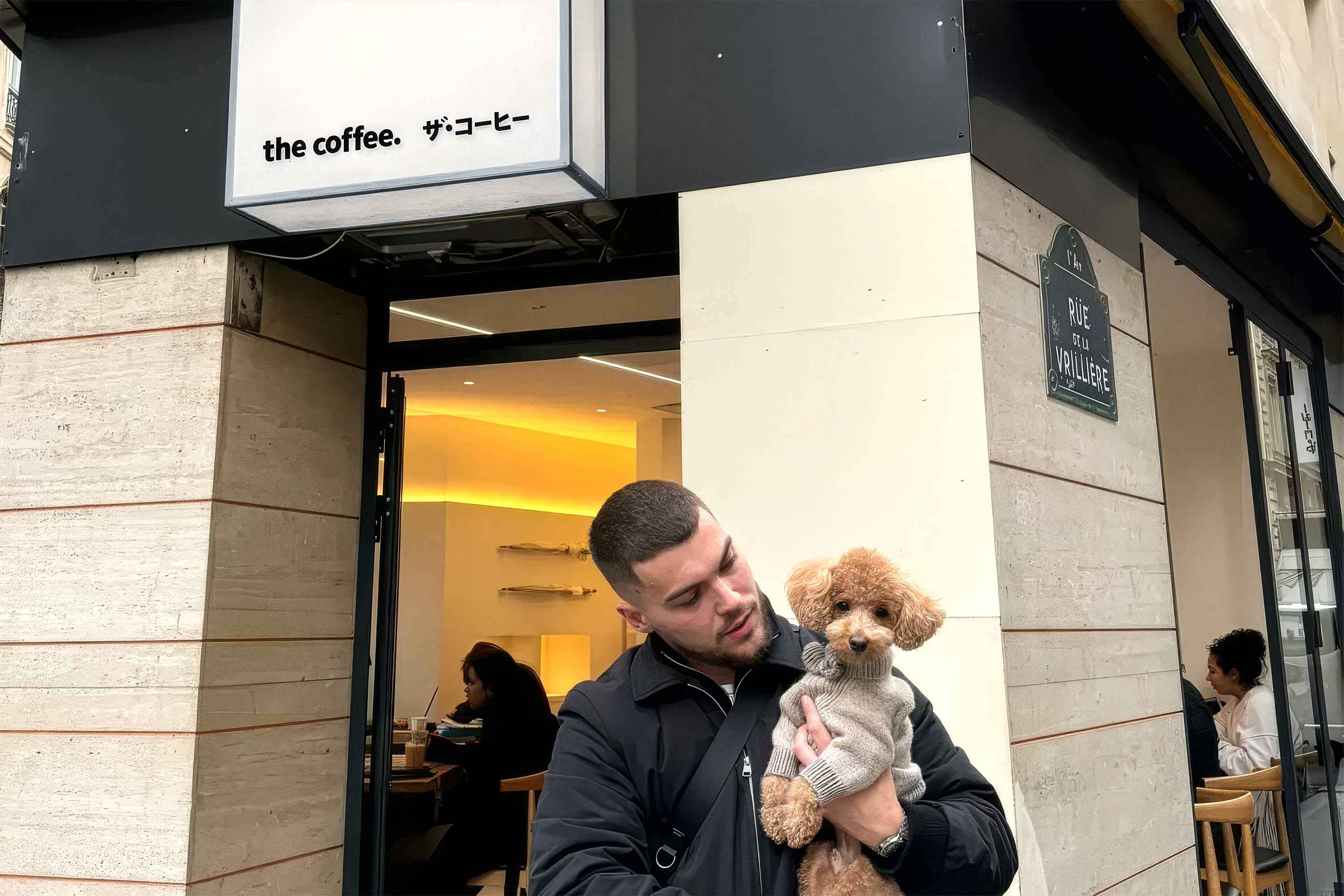 Cliente com pet em loja The Coffee em Paris